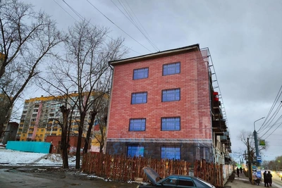 Аварийный дом в Челябинске затянут фальшфасадом