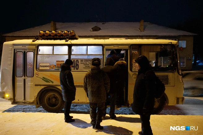 Автобус № 46 едет из Пашино до площади Калинина | Источник: Андрей Бортко / NGS.RU