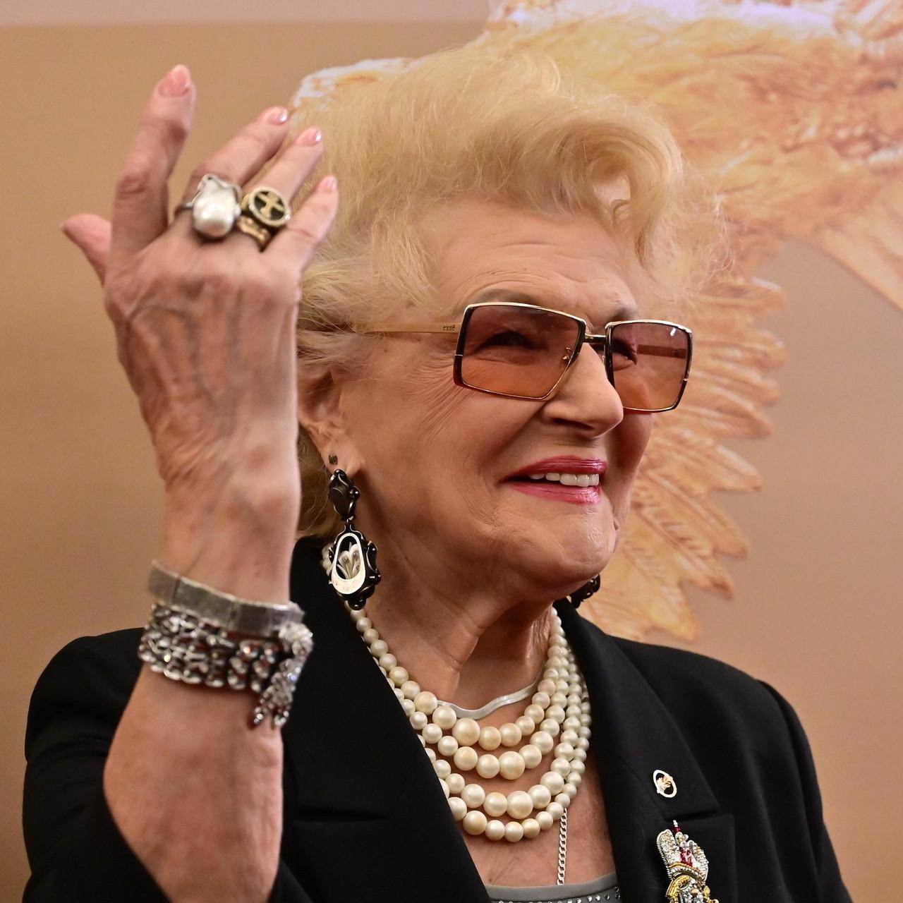 В Луи Вюиттон, жемчугах и кружеве: 90-летняя Дружинина модничает на красной дорожке премии «Золотой Орел»