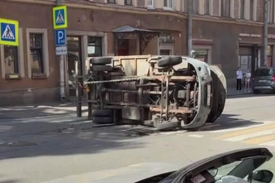 В Петербурге кабриолет опрокинул «Газель»: видео подъема