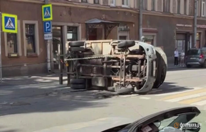 В Петербурге кабриолет перевернул «Газель» — показываем видео, как ее поднимали | Источник: читатель «Фонтанки»