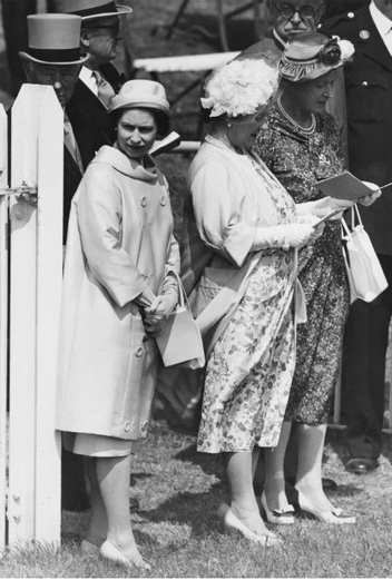 Елизавета II, королева-мать и королевская принцесса Мэри на скачках, 3 июня 1960