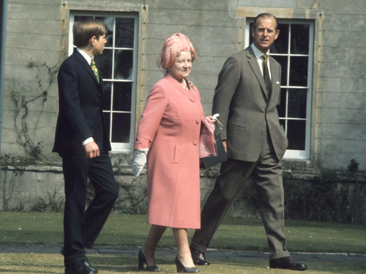 Принц Эндрю, королева-мать Елизавета и принц Филипп на скачках в Глостершире, апрель 1974