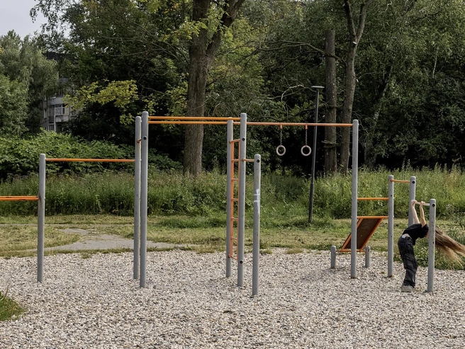 На спортивной площадке, похоже, забыли уложить покрытие | Источник: Александр Куренной / 76.RU