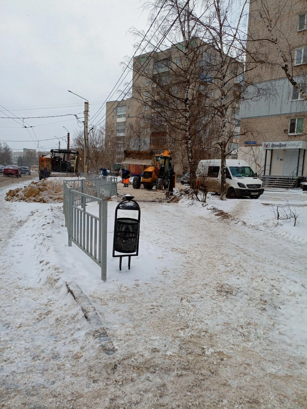 Жители Москвы и Подмосковья жалуются на рабочих, которые укладывают асфальт  зимой в снег: подробности, фото, видео; коммунальщиков, меняющих покрытие,  заметили в Люберцах, Дзержинске, Королеве, Ховрино - 25 ноября 2023 -  МСК1.ру