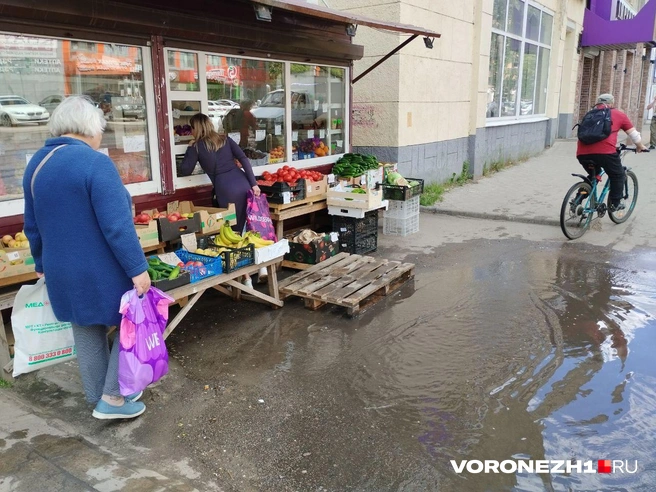 Возле киосков появились поддоны, на которых можно стоять и не мокнуть  | Источник: Дмитрий Волгин / Voronezh1.ru