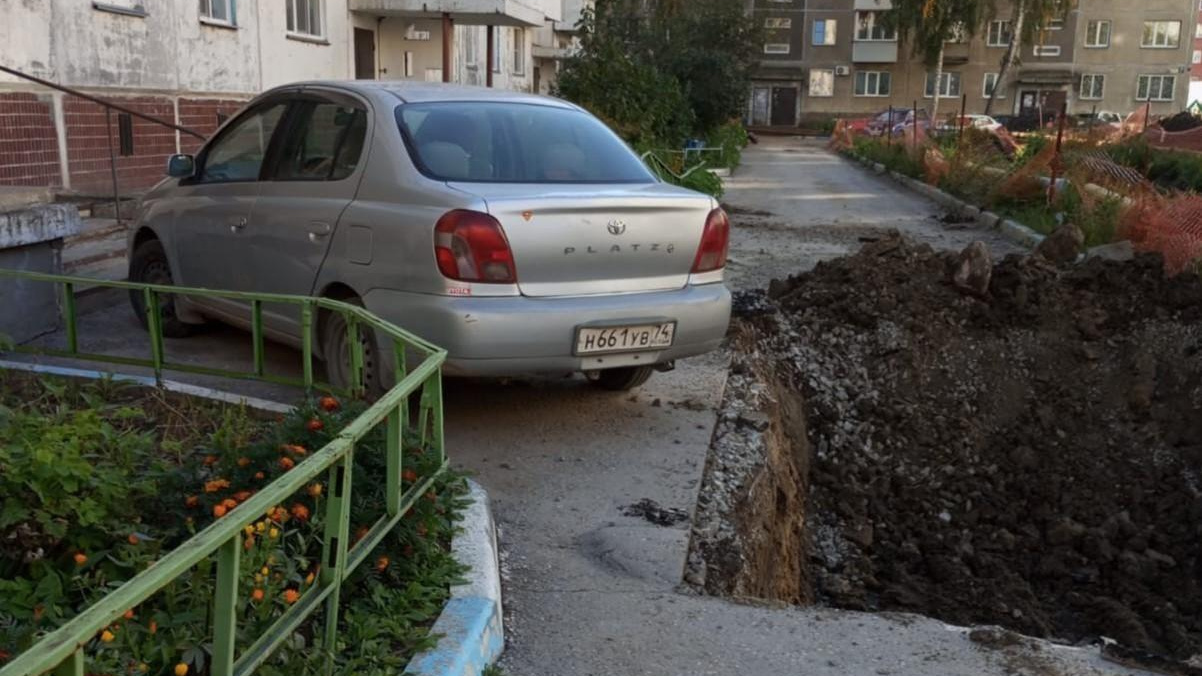 «Выехать невозможно, машину заблокировали»: возле дома в Ленинском районе выкопали огромную яму