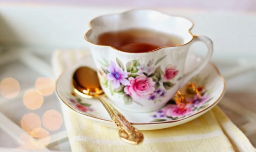 Японские ученые: Обычный чай может убить коронавирус в слюне