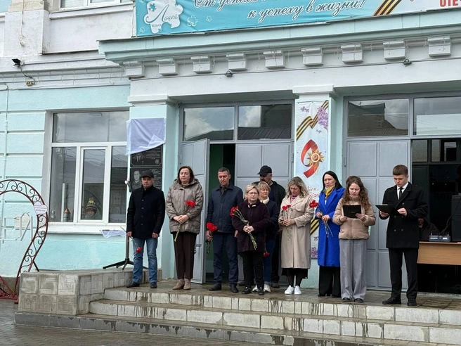 Открытие мемориальной доски погибшему в СВО Геннадию Матвиевскому | Источник: Сергей Сафонов Zа Вольский район / Telegram