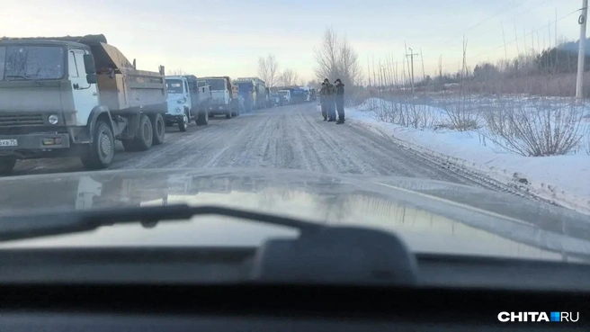 Очередь грузовиков за углем на разрезе в Татаурово | Источник: очевидец