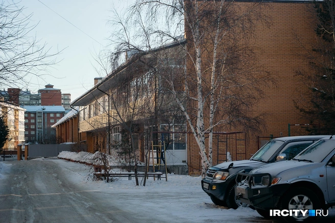 Таунхаусы на Безбокова необычные, входы в квартиру в них находятся чуть ли не на улице. А еще они с одной стороны двухэтажные | Источник: Даниил Конин / «ИрСити»