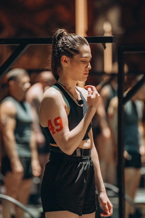 Перед испытаниями спортсменка крестится | Источник: пресс-служба телеканала ТНТ