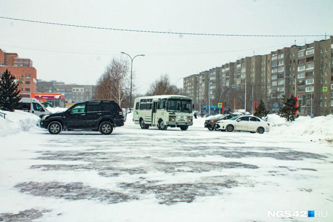 Перед церковью большая парковка. Она заполняется, когда проходит свадьба, похороны или крещение | Источник: Елена Гуськова / NGS42.RU
