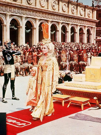 Несметные богатства: самые дорогие платья в истории кино, которые стоят миллиарды — их носили Мэрилин Монро и Одри Хепберн