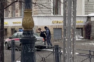 Лжесвященника вывели из церкви в Петербурге в наручниках