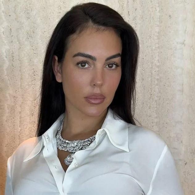 Вся в белом, но без кринолина и фаты: Джорджина Родригес восхитила скромным образом на свадьбе с Криштиану Роналду
