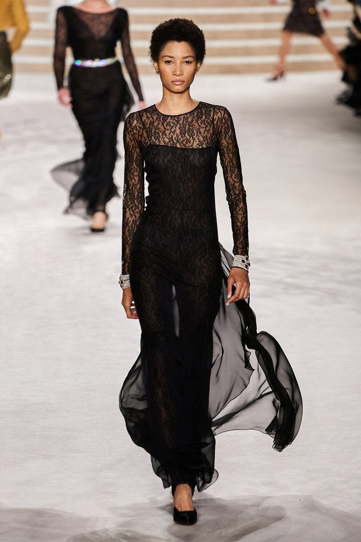 Что на самом деле носят парижанки? Амбассадор Chanel, модная французкая актриса Альма Ходоровски комментирует любимые образы показа