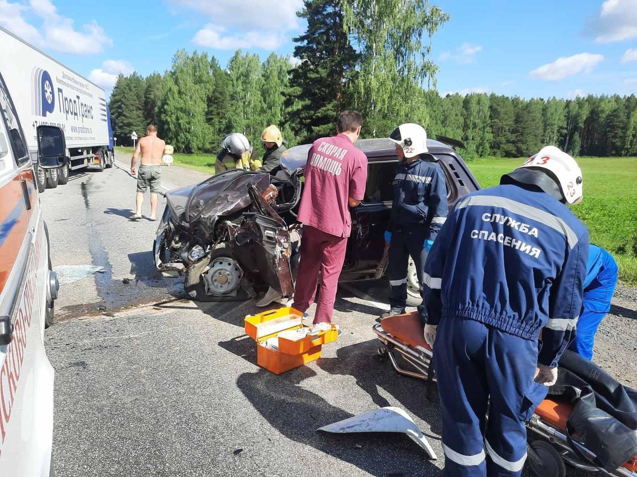 На трассе Пермь — Екатеринбург спасатели вытащили 73-летнего водителя из  покореженной в ДТП машины - 28 июля 2023 - 59.ру