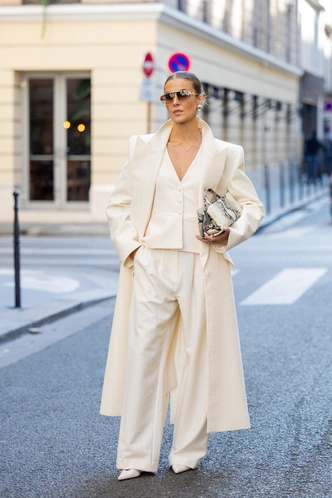 Почему моду так резко качнуло от тихой роскоши к глэм-шику