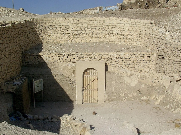 Вход в гробницу царского писца Менны (Тheban tomb 69) | Источник: Raimond Spekking, CC BY-SA 4.0, via Wikimedia Commons