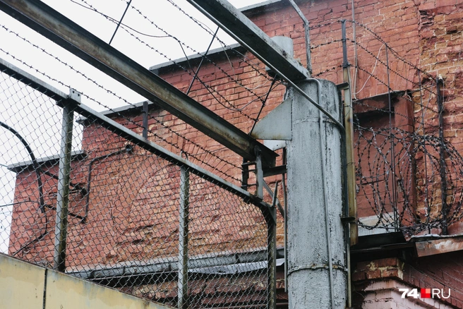 Кое-где по периметру осталась «колючка», хотя территория давно открыта для прохода | Источник: Наталья Лапцевич