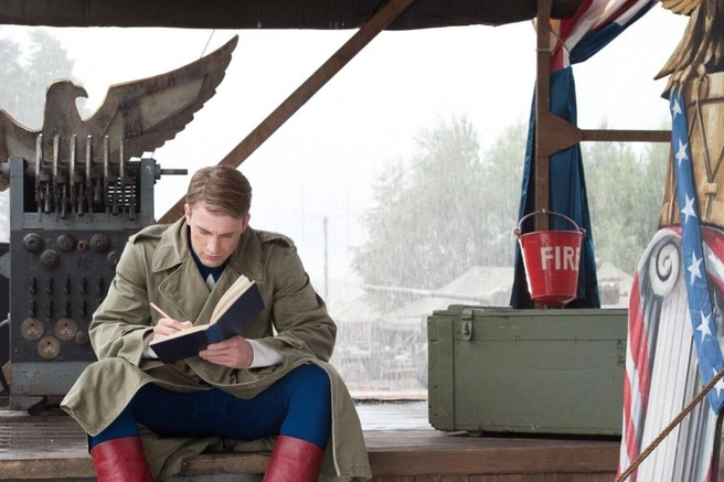 Четвертый фильм Marvel должен был ввести нового героя — Капитана Америку — и стать подводкой к кроссоверу «Мстители» | Источник: кадр из фильма «Первый мститель» (12+), реж. Джо Джонстон (Paramount Pictures, 2011 г.)