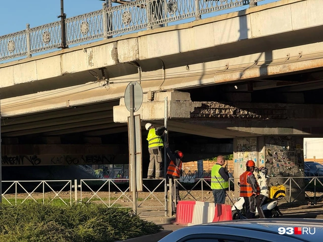 Движение под Тургеневским мостом в сторону центра города запрещено | Источник: Валерия Дульская / 93.RU