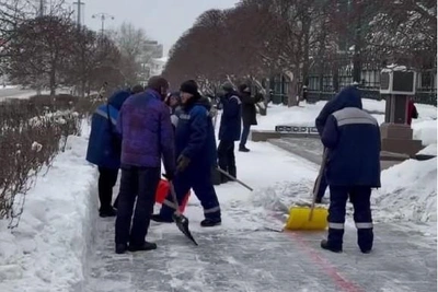 Cleanest Sidewalk in Yekaterinburg Gets a Dozen Janitors