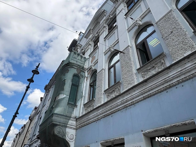 Здание очень красивое, но нуждается в ремонте  | Источник: Мария Лобанова / NGS70.RU 