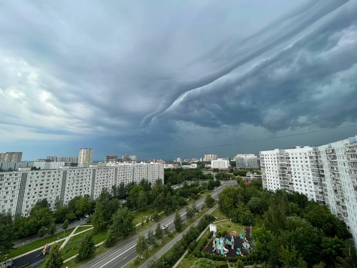 Над Москвой нависли грозовые тучи | www.starhit.ru