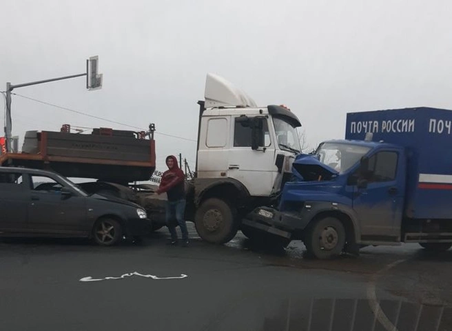 На трассе М5 под Шиловом фургон «Почты России» попал в массовое ДТП | ya62.ru