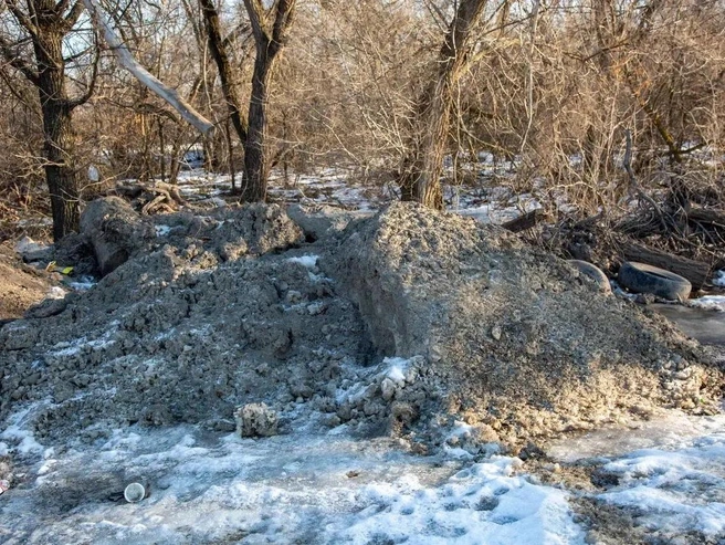 Часть снежных масс ещё не полностью растаяла. | Источник: Константин Завриков / V1.RU