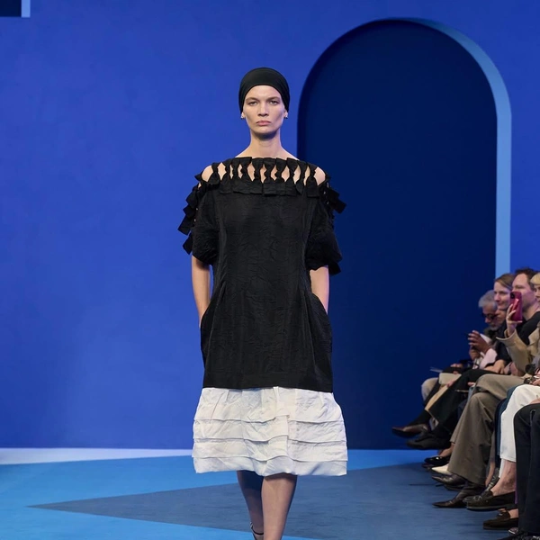 Lanvin возвращает синий цвет — фирменный оттенок Дома Lanvin возвращает синий цвет — фирменный оттенок Дома