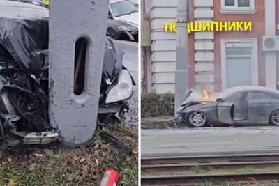 На Богдана Хмельницкого Mercedes врезался в столб и загорелся