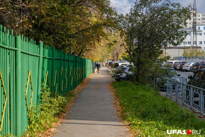 Слева за забором — детский сад, который останется | Источник: Булат Салихов / UFA1.RU