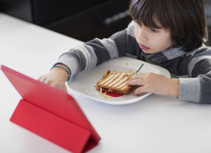 почему детям нельзя смотреть мультики во время еды