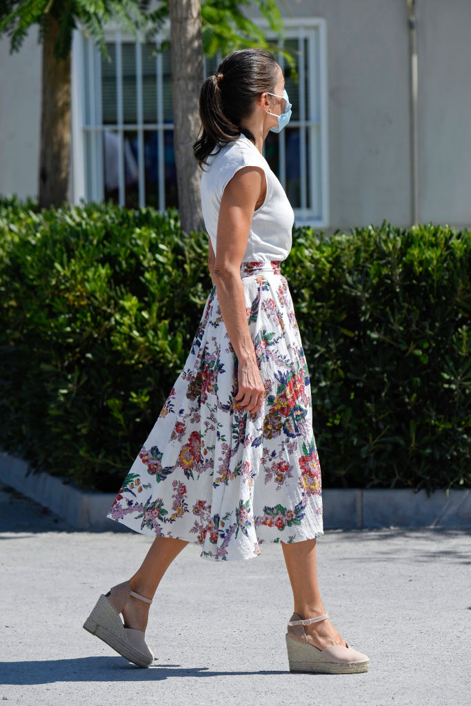 Фото №2 - Цветочная юбка, белый топ Zara и льняные босоножки: королева Летиция осмотрела фруктовые сады