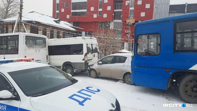 Легковушку зажало между маршруткой и 480-м автобусом в районе «Карамели» | Источник: Виктор Лучкин / «ИрСити»