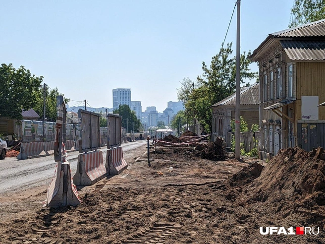 А по этой стороне уже не погуляешь: тротуары возле исторических зданий перерыли и отгородили