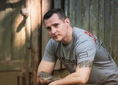 Объявил о дочке, но скрыл жену, мучил бывшую-певицу, обвинялся в неонацизме. Скандалы экстрасенса Дмитрия Волхова