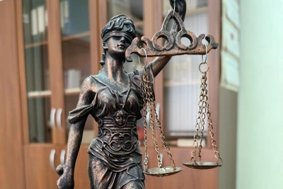 Двое осуждены за взятки за водительские права в Городище