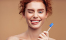 Названы 7 распространенных привычек при чистке зубов, которые разрушают эмаль и десны