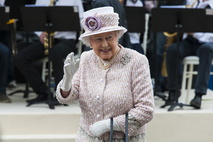 Королева Великобритании запустила производство джина