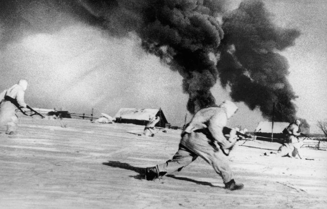 Бойцы 129-го отдельного мотоинженерного батальона Западного фронта в бою за деревню в Подмосковье | Источник: Михаил Савин