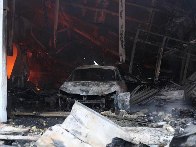 Внутри ангара находился автомобиль неизвестной марки; он был повреждён огнём.