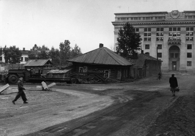 Сейчас это трудно вообразить, но в 1950-х на кемеровской площади Советов новая областная администрация соседствовала с деревенскими домиками | Источник: pastvu.com