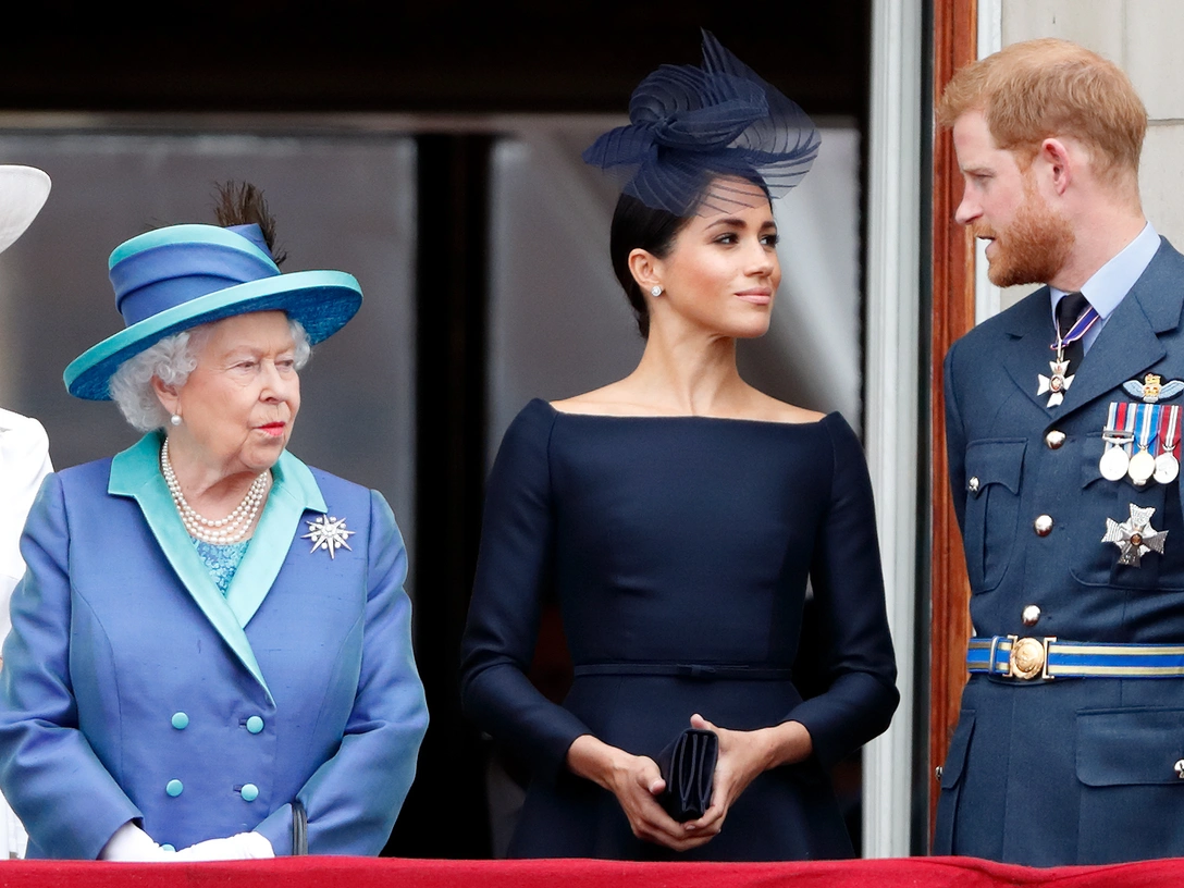 Елизавета II, герцогиня Меган и принц Гарри на праздновании столетия Королевских ВВС, 10 июля 2018 | marieclaire.ru