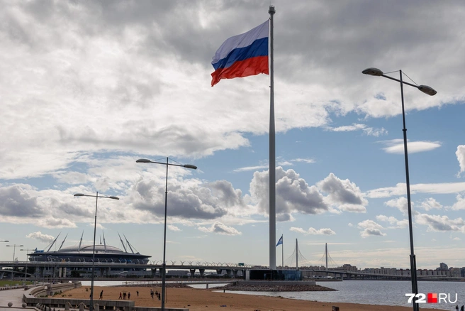 Объекты «Новой географии Петербурга»: «Газпром Арена» и Яхтенный мост. Большой триколор вывесили в честь Дня флага | Источник: Ирина Шарова / 72.RU