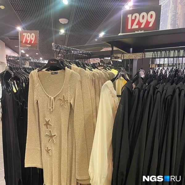 Еще одно золотисто-песчаное платье для рилсов на берегу под Шакиру | Источник: Алёна Золотухина / NGS.RU