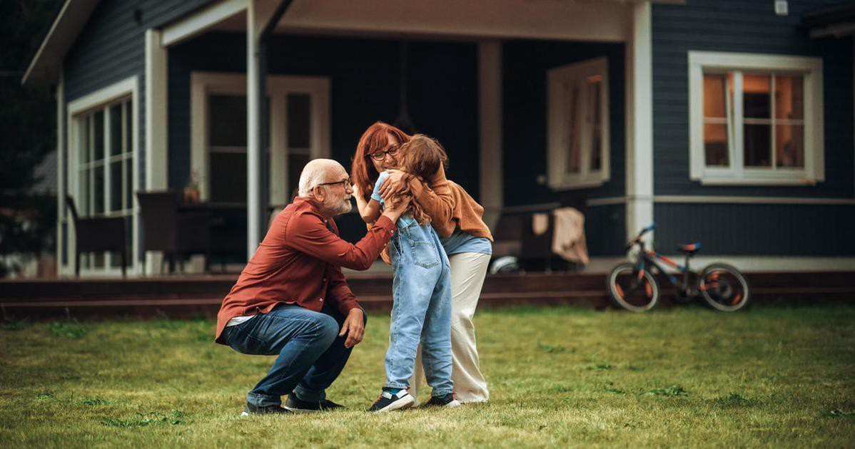 Видео любить родителей. Модные выходные с бабулей. Дети у бабушки родители в отрыве. Шестилетняя девочка нашла своего папу и дедушку.